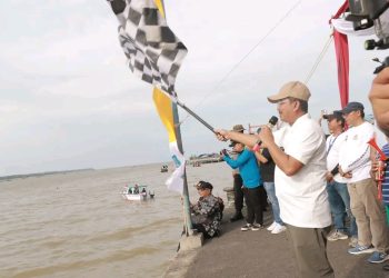 Meriahkan Festival Pengabuan 2024, Bupati Tanjab Barat Resmikan Lomba Balap Pompong