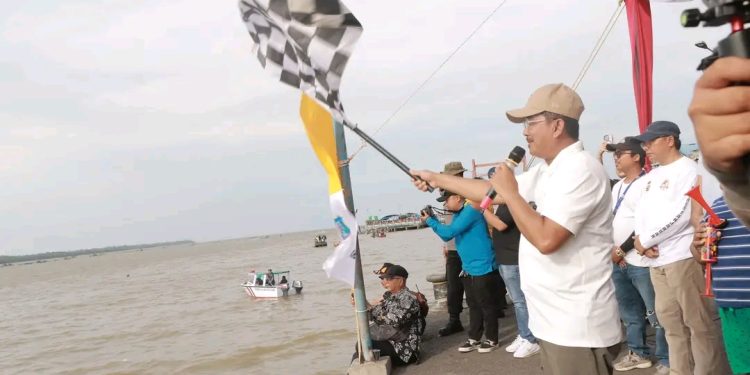 Meriahkan Festival Pengabuan 2024, Bupati Tanjab Barat Resmikan Lomba Balap Pompong