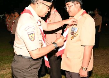 Bupati Tanjab Barat Terima Lencana Karya Bakti Pramuka pada Hari Pramuka ke-63