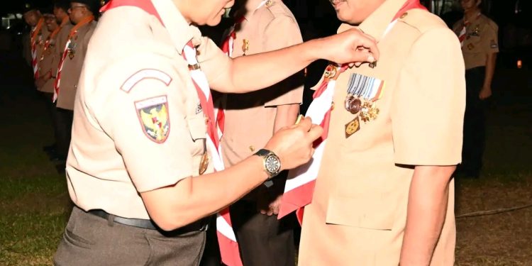 Bupati Tanjab Barat Terima Lencana Karya Bakti Pramuka pada Hari Pramuka ke-63