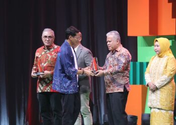 Jaksa Agung ST Burhanuddin Terima Penghargaan Kreatif untuk Keterlibatan dan Kolaborasi Komunitas IDeafest 2024