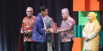 Jaksa Agung ST Burhanuddin Terima Penghargaan Kreatif untuk Keterlibatan dan Kolaborasi Komunitas IDeafest 2024