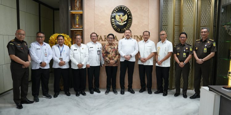 Jaksa Agung ST Burhanuddin Menerima Penghargaan dari Kemendes PDTT