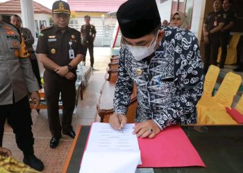 Bupati Anwar Sadat Saksikan Pemusnahan Barang Bukti dari 73 Perkara Pidana di Kejari Tanjab Barat
