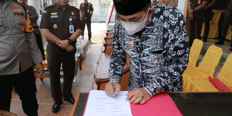 Bupati Anwar Sadat Saksikan Pemusnahan Barang Bukti dari 73 Perkara Pidana di Kejari Tanjab Barat