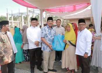 Bupati Tanjab Barat Tinjau Pasar Murah di Desa Sri Agung dan Serahkan Berbagai Bantuan