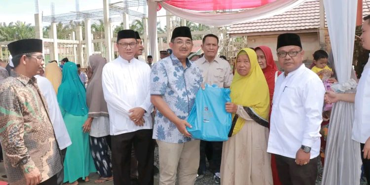 Bupati Tanjab Barat Tinjau Pasar Murah di Desa Sri Agung dan Serahkan Berbagai Bantuan