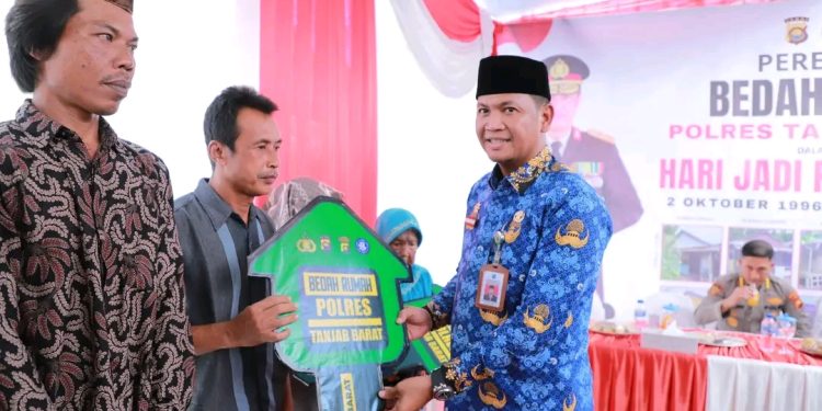Sekda Tanjab Barat Hadiri Peresmian Bedah Rumah dalam Rangka HUT Polda Jambi ke-28