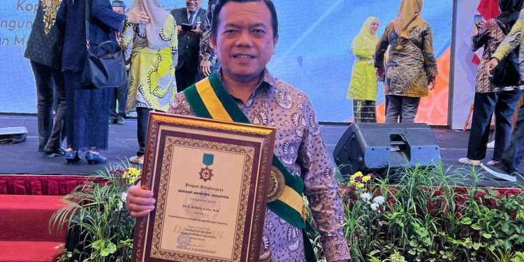 Gubernur Al Haris Terima Penghargaan Bintang Abhinaya Jagadhita dari Dekopin