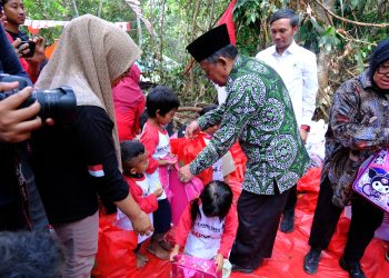 Wagub Sani Dampingi Mensos RI Temui SAD dan Salurkan Bantuan