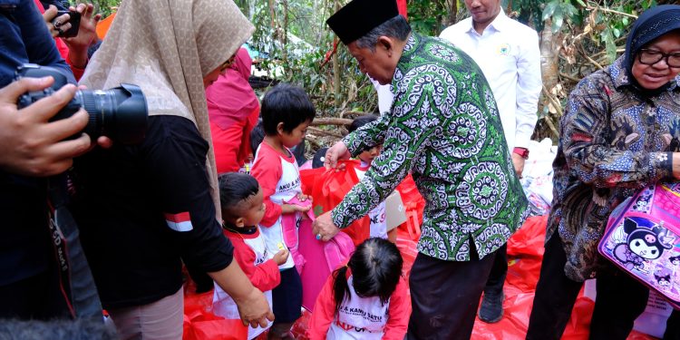 Wagub Sani Dampingi Mensos RI Temui SAD dan Salurkan Bantuan