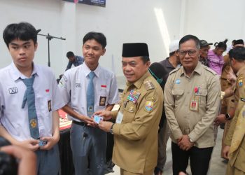 Diserahkan Gubernur Al Haris, 1.259 Siswa Tidak Mampu di Kota Jambi Terima Bantuan Dumisake Pendidikan