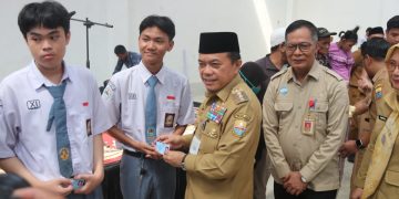 Diserahkan Gubernur Al Haris, 1.259 Siswa Tidak Mampu di Kota Jambi Terima Bantuan Dumisake Pendidikan
