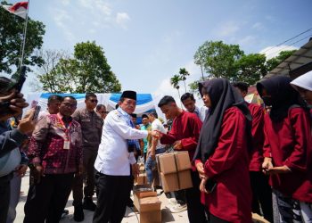 Gubernur Jambi Serahkan Bantuan Pendidikan Seragam Sekolah di SMK 1 Sungai Penuh