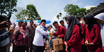 Gubernur Jambi Serahkan Bantuan Pendidikan Seragam Sekolah di SMK 1 Sungai Penuh