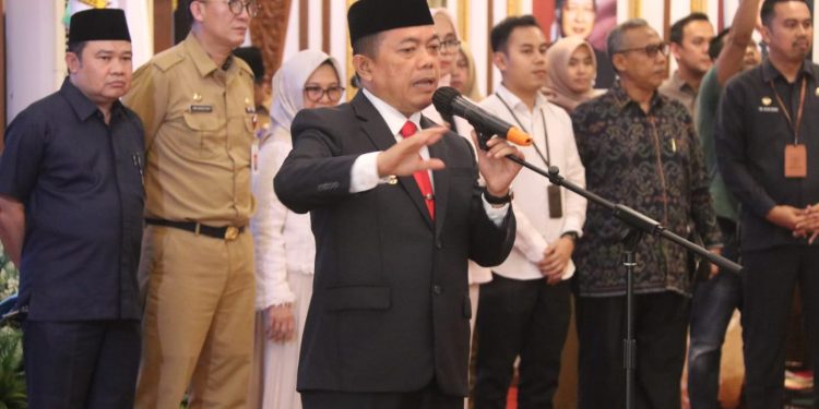 Gubernur Al Haris Serahkan 376 Bantuan Beasiswa Dumisake