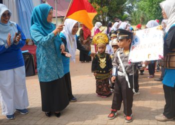 Pawai Himpaudi Hari Anak 2024 dilepas Bunda Paud Merangin