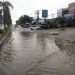 Jalan Tiga Jalur di depan Toko Raja Murah dekat Pasar Rakyat Type A kembali Terendam Air hujan 