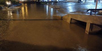 Jalan Tiga Jalur Lintas Sumatera Kabupaten Merangin depan Toko Idaman Kembali Terendam Air akibat Hujan 