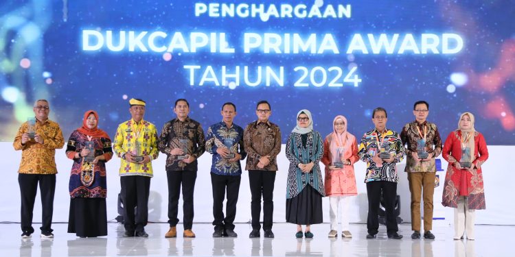 Kemendagri Berikan Penghargaan Dukcapil Award di Rakornas NTB 2024, Salah satunya Kota Jambi