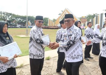 Peringati Hari Guru Nasional 2024 di Merangin Pj Bupati Serahkan Penghargaan Guru Berprestasi 