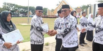 Peringati Hari Guru Nasional 2024 di Merangin Pj Bupati Serahkan Penghargaan Guru Berprestasi 
