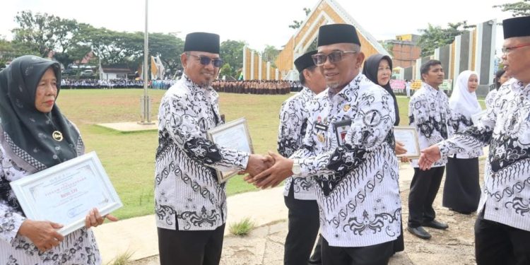 Peringati Hari Guru Nasional 2024 di Merangin Pj Bupati Serahkan Penghargaan Guru Berprestasi 