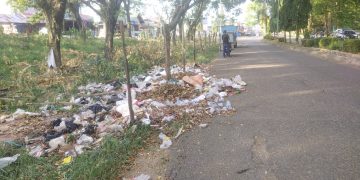 Kesadaran Masyarakat Masih Rendah, Sampah dibuang di Pinggir Jalan Jalur Tiga Merangin