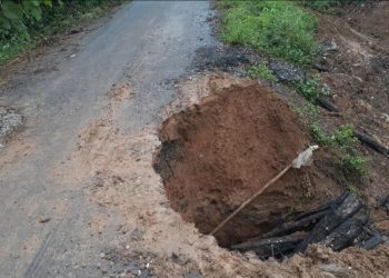 Jalan Desa Baru Sakai Menuju Desa Bukit Kunjung Kecamatan Tiang Pumpung Merangin Tergerus, Warga Minta Dipebaiki