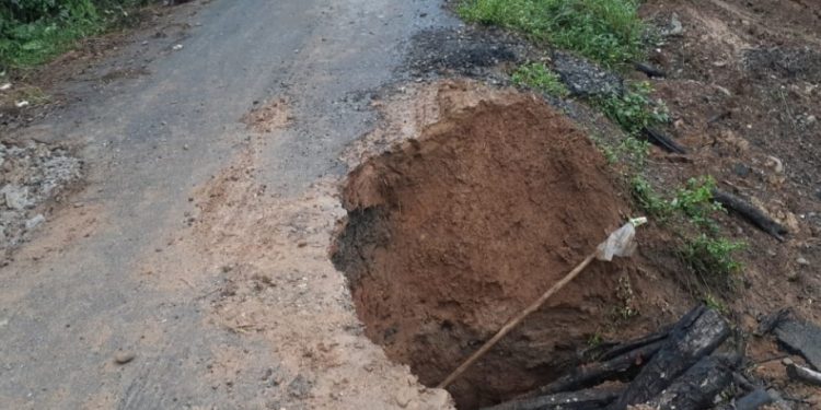 Jalan Desa Baru Sakai Menuju Desa Bukit Kunjung Kecamatan Tiang Pumpung Merangin Tergerus, Warga Minta Dipebaiki