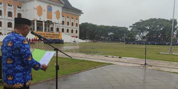 Meskipun Diguyur Hujan, PNS di Merangin tetap Ikuti Upacara HUT Korpri ke-53 