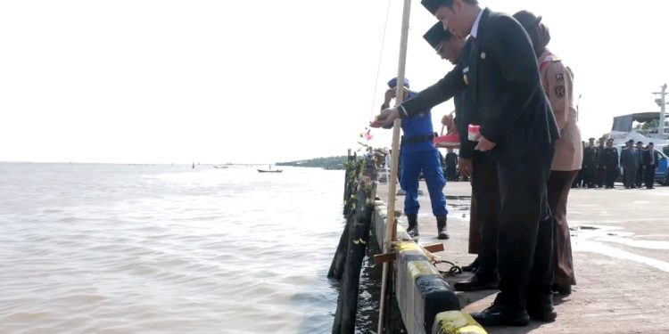 Pjs. Bupati Tanjab Barat Hadiri Upacara Pelarungan Bunga dalam Rangka Hari Pahlawan