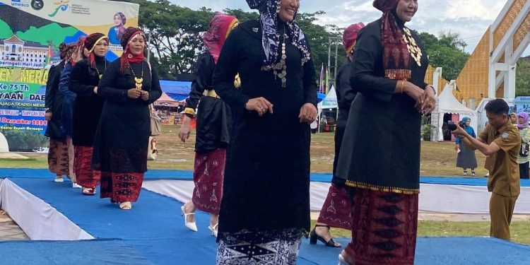 Parade Tengkuluk Meriahkan HUT ke-75 Kabupaten Merangin