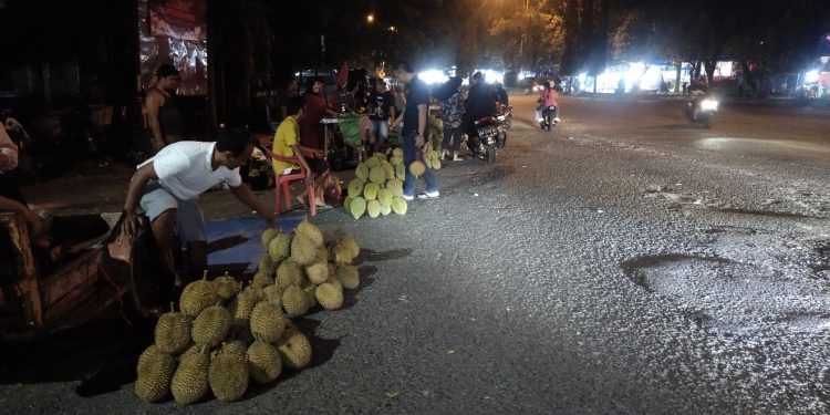 Jelang Akhir Tahun 2024, Durian Banyak dijual Pedagang di Kabupaten Merangin, Ini Harganya 