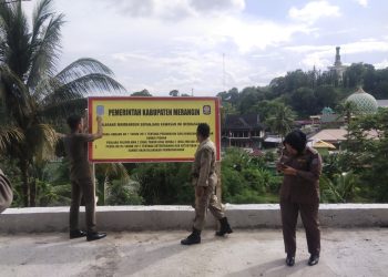 SatPol PP Merangin Pasang Pengumuman Larangan dirikan Bangunan Eks Ruko yang Ambruk di Tikungan Bukit Tiung