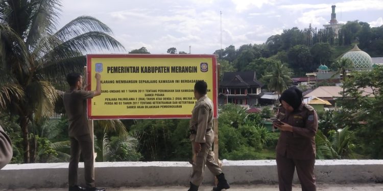 SatPol PP Merangin Pasang Pengumuman Larangan dirikan Bangunan Eks Ruko yang Ambruk di Tikungan Bukit Tiung