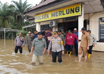 Banjir Melanda Merlung, Bupati Tanjab Barat Tinjau Lokasi dan Siapkan Posko Penanganan