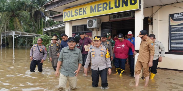 Banjir Melanda Merlung, Bupati Tanjab Barat Tinjau Lokasi dan Siapkan Posko Penanganan