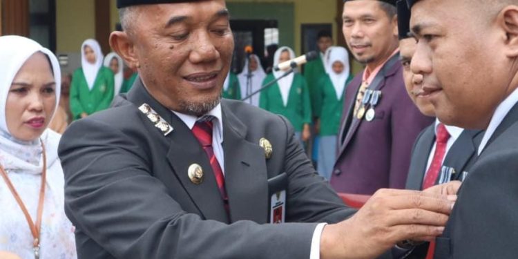 Kemenag Merangin Peringati Hari Amal Bakti Ke-79, Pj Bupati Jangcik Mohza Menyerahkan Satya Lencana Karya Satya