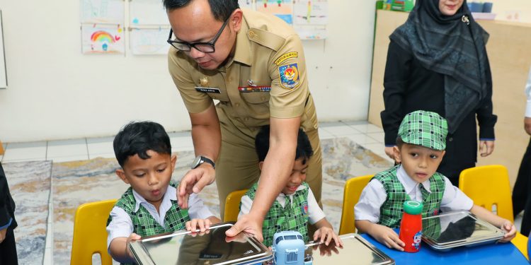 Program Makan Bergizi Gratis Resmi Dimulai, Wamendagri Bima Optimistis Bakal Bangkitkan Perekonomian Daerah