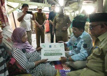 Bupati Tanjab Barat Tinjau Rumah Nenek Arbaiyah yang Roboh, Janji Bedah Rumah Bulan Ini