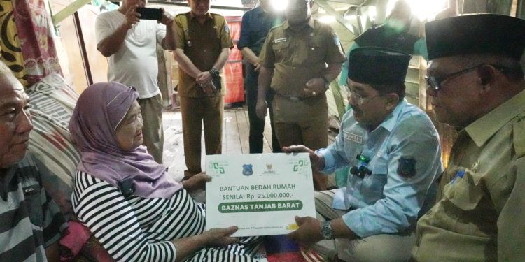 Bupati Tanjab Barat Tinjau Rumah Nenek Arbaiyah yang Roboh, Janji Bedah Rumah Bulan Ini
