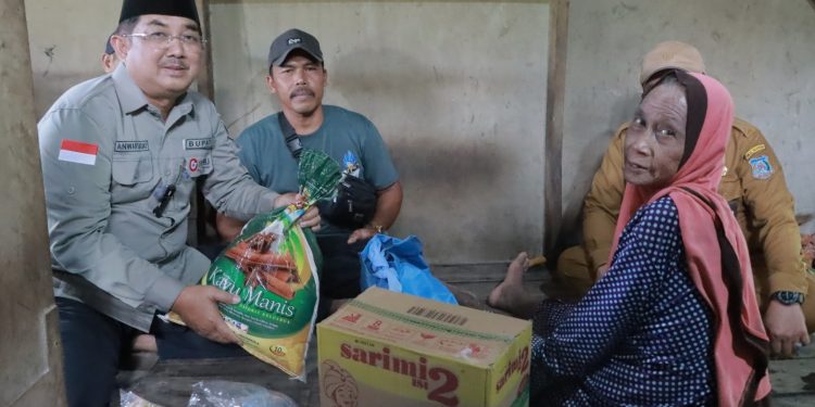 Bupati Anwar Sadat Ulurkan Bantuan untuk Nenek Partiyah yang Derita Penyakit Kulit