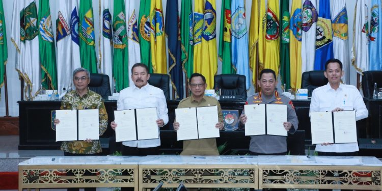 Mendagri Tanda Tangani Kerja Sama Pengawasan Penyelenggaraan Perizinan di Daerah 