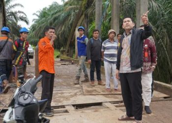 Bupati Merangin M Syukur Tinjau Jembatan Desa Sialang Lantainya Bolong 