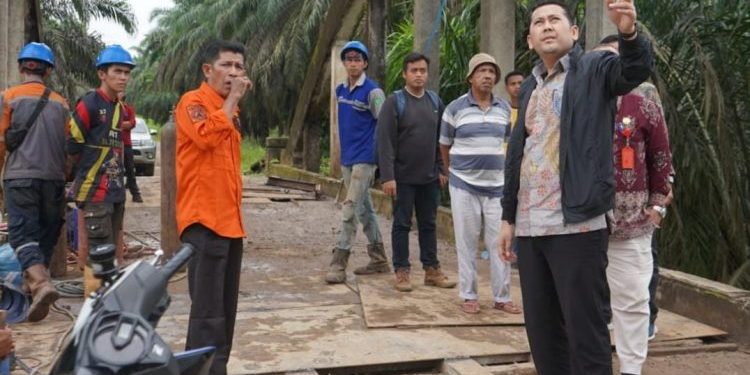 Bupati Merangin M Syukur Tinjau Jembatan Desa Sialang Lantainya Bolong 