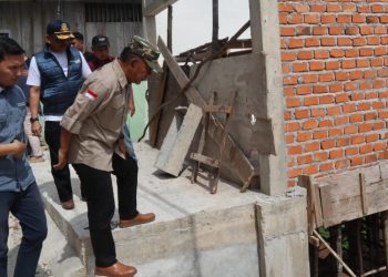 Wabup Merangin Saksikan  Pol PP  Bongkar Bangunan Tanpa IMB  di Bukit Tiung 