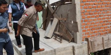 Wabup Merangin Saksikan  Pol PP  Bongkar Bangunan Tanpa IMB  di Bukit Tiung 