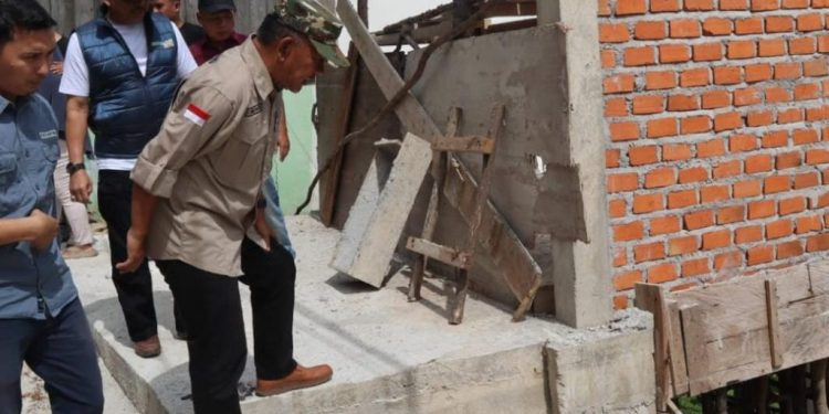 Wabup Merangin Saksikan  Pol PP  Bongkar Bangunan Tanpa IMB  di Bukit Tiung 