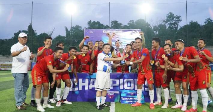 Gubernur Al Haris Serahkan Piala dan Bonus Kejuaraan Mini Soccer Gubernur Cup 2025